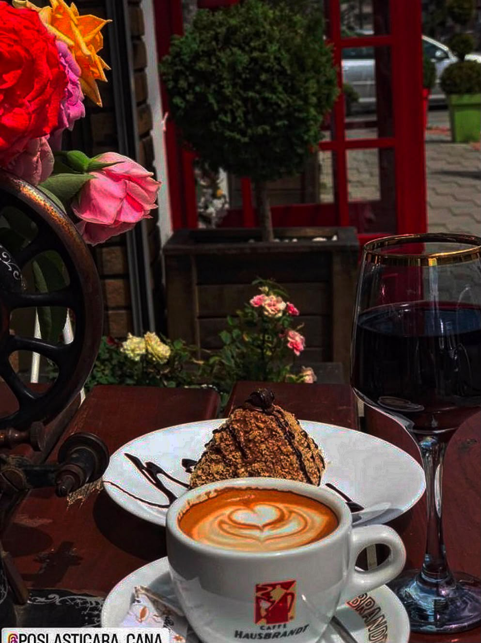 Kolač i macchiato na terasi Poslastičarnice Cana