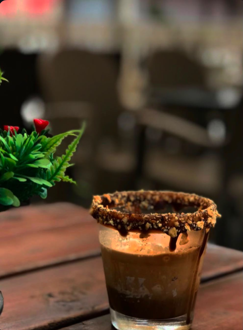 Boza u čaši sa čokoladnim obodom i lešnikom